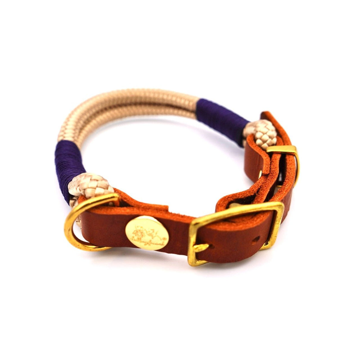 Detail der beige-dunkelblauen Tauleine mit Karabiner und Ringen