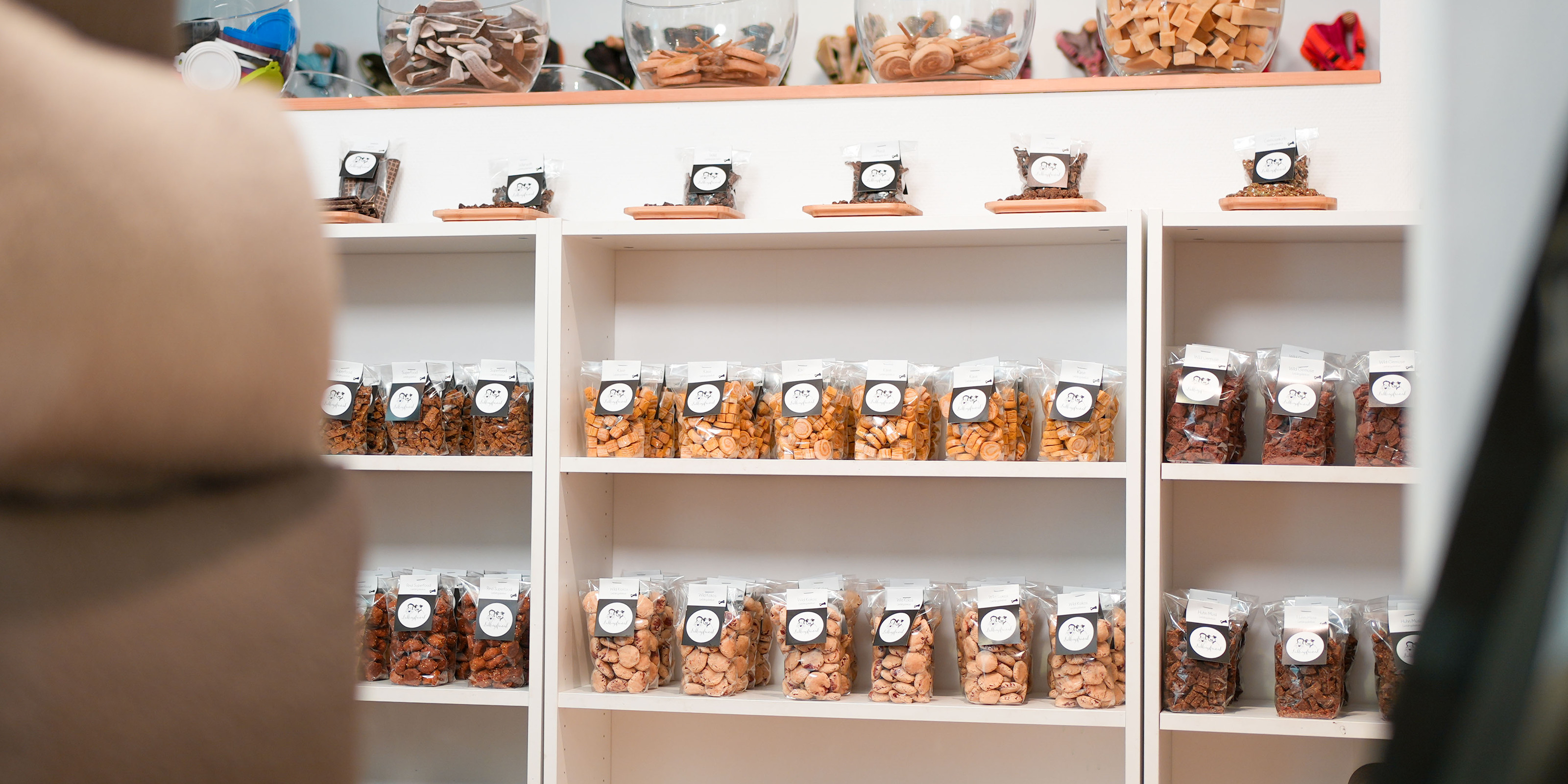 Regale mit nachhaltigen Hundesnacks und Leckerlis, präsentiert in der Lieblingsfreund Boutique.
